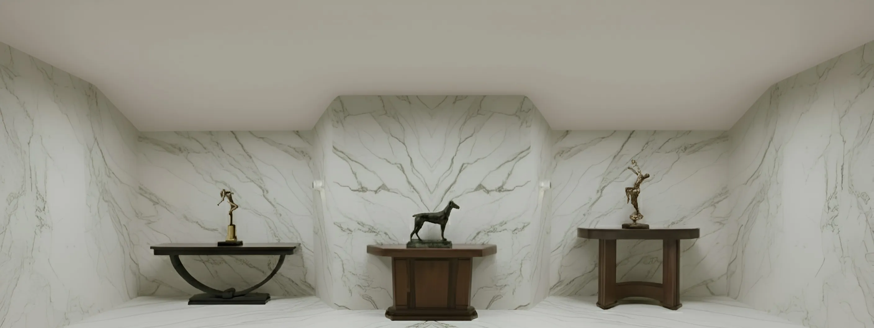 Três esculturas antigas em um ambiente elegante, fundo em mármore.